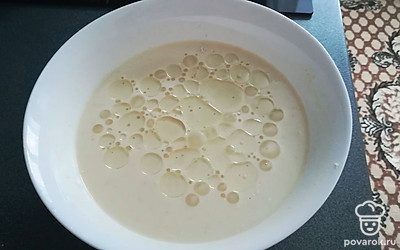 Добавить в тесто масла и размешать. Дать тесту настояться.