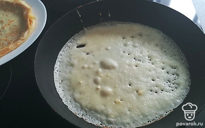 На сковороду налить немного масла и первый выпекать блин на очень разогретой сковороде.