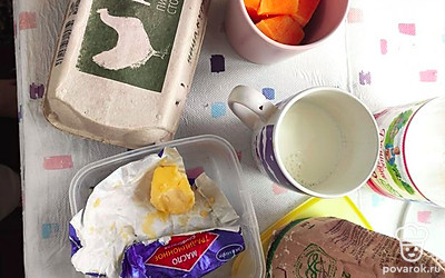 Для начала подготовим ингредиенты. Из тыквы сделаем пюре (или можно взять готовое), подогреем молоко и растопим в нём сливочное масло.