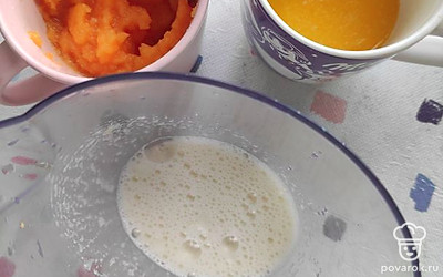 Смешиваем ингредиенты. Взбиваем яйца с сахаром, затем добавляем пюре и муку, тщательно перемешиваем.