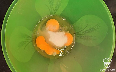 Взбиваем в миске яйца и сахар.