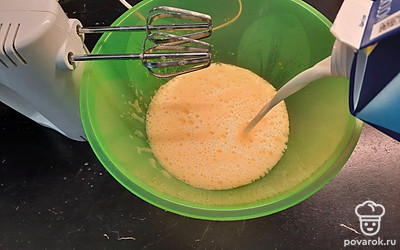 Добавляем соль, молоко. Хорошо взбиваем.