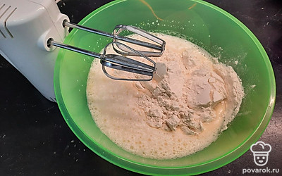 Добавляем муку, перемешиваем чтобы не осталось комочков. Добавляем в тесто 20-30 грамм подсолнечного масла.