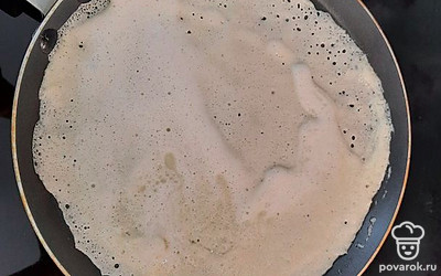 Жарим блинчик с двух сторон на разогретой сковороде.