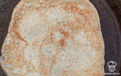 Выпекать на подсолнечном масле по 2-3 минут с каждой стороны блина. 