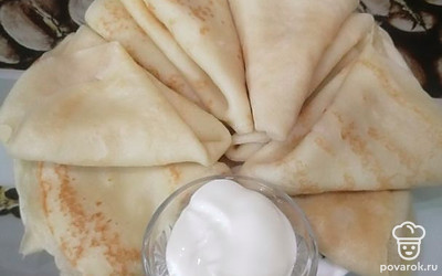 Блинчики подаём горячими, смазав сливочным маслом. Можно блинчики подавать со сметаной, джемом, карамелью. А можно завернуть в блинчики мясную, яичную начинки. 