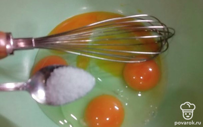 В миску разбиваем яйца. Добавляем соль. Все взбиваем венчиком. 