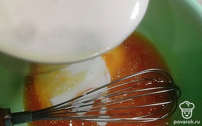 Добавляем кефир. 