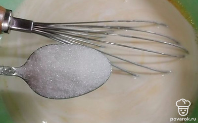 Кладём сахар. Если хотите сладкие блинчики добавьте песка побольше. Все перемешиваем. 
