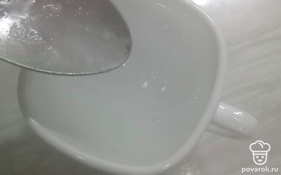 В стакан с кипятком всыпаем соду. Перемешиваем. 