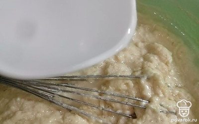 Кипяток вливаем в густое тесто. И все хорошо перемешиваем. Таким образом мы завариваем тесто. 