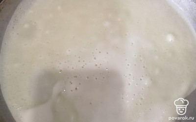 Разогретую сковороду смазываем растительным маслом и выпекаем блины с двух сторон. 