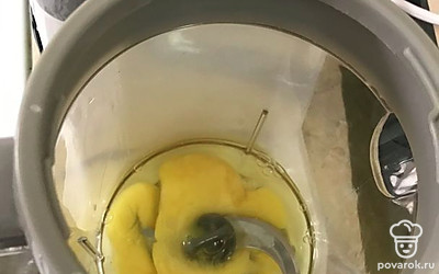 Взбейте яйцо в блендере.