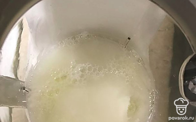 Добавьте простоквашу, масло и сахар и ещё раз взбейте.