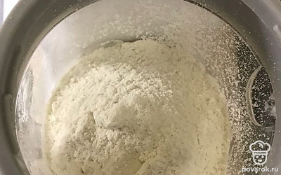 Всыпьте муку вместе с солью и ещё раз взбейте.