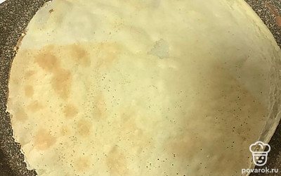 Выливайте тесто на раскалённую сковороду и обжаривайте с двух сторон.