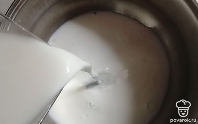 В миску наливаем молоко. 