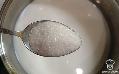 Добавляем сахар. Если любите блинчики послаще, добавьте сахара побольше. 