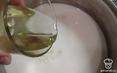 Выливаем половину стакана растительного масла. Все перемешиваем. 