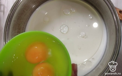 Добавляем яйца. Перемешиваем венчиком, чтобы яйца разошлись. 