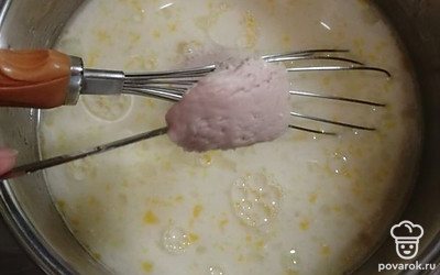 Добавляем дрожжи. Все перемешиваем. 