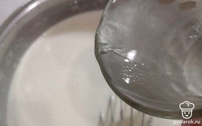 Вливаем кипяток. Снова тесто перемешиваем. Оставляем минут на 10.