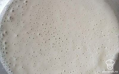 Блинчики выпекаем на раскаленной сковороде с двух сторон. Сковороду можно смазать растительным маслом. 