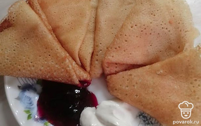 Горячие блины можно смазать сливочным маслом. Блинчики подаём со сметаной, джемом или сгущёнкой. Также в эти блинчики можно завернуть любую начинку. Приятного аппетита. 