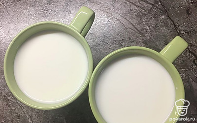 Берём 2 стакана молока.