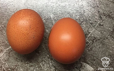 Два яйца перемешиваем в миске с водой и молоком.