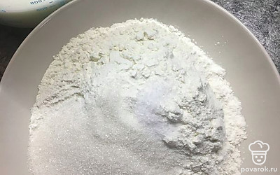 В отдельную тарелку отмеряем все сыпучие ингредиенты (мука, соль, сахар).