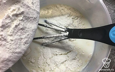 В миску с молоком аккуратно добавляем все сухие ингредиенты.