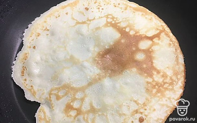 Хорошо перемешиваем венчиком и начинаем выпекать на раскалённой сковороде, смазанной маслом.