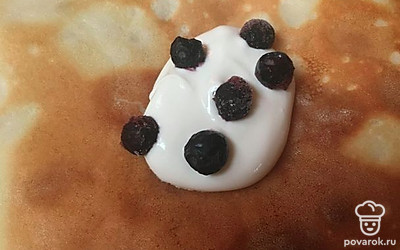 Украшаем сметаной и ягодами.