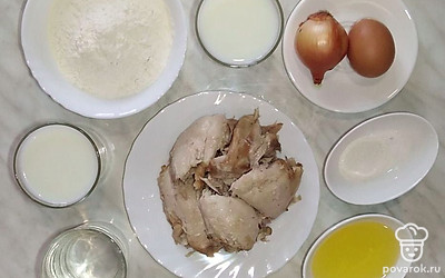 Отварите филе. Налейте воду и молоко в стаканы. Насыпьте муку в миску. Подготовьте лук, яйцо, масло, соль и сахар.