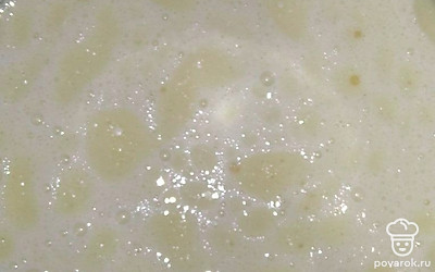 Вбейте в миску яйцо и добавьте соль и сахар. Влейте молоко и воду, перемешайте до образования пены. Засыпьте муку и замесите тесто для блинов.