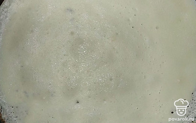 На разогретую сковороду влейте масло. С помощью половника влейте немного теста и обжарьте его с двух сторон до золотистой корочки.