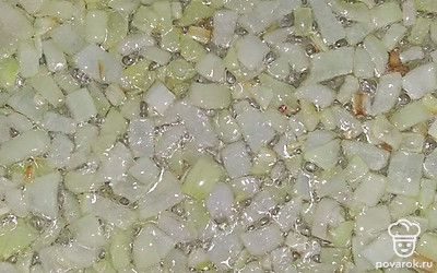 Очистите лук и мелко покрошите. Разогрейте сковороду и добавьте масло. Выложите лук на сковороду и обжарьте до желтого цвета.