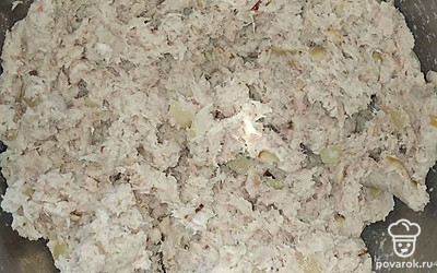 Переложите лук и отваренное филе в миску и с помощью вилки или миксера вымешайте до однородности.