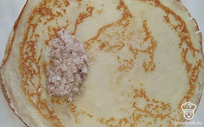 На готовый блин выложите немного начинки из курицы с луком. Заверните блин в рулет и обжарьте до корочки с обеих сторон.