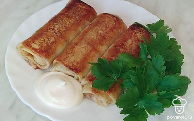 Украсьте готовые блины свежей зеленью и подайте с вашим любимым соусом или сметаной.