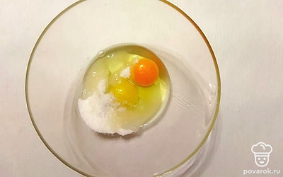 Вбейте два яйца в миску и засыпьте сахар. Используя миксер или венчик взбейте смесь до образования пены.