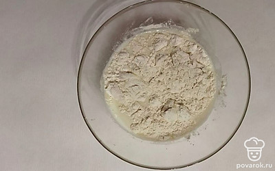 Влейте молоко и засыпьте муку. Замесите однородное тесто для блинов.