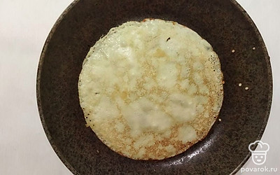 Разогрейте сковороду и влейте немного масла. С помощью половника влейте немного теста и обжарьте с обеих сторон до готовности.