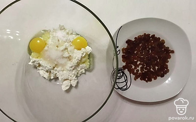 В глубокую миску выложите творог и вбейте к нему 2 яйца и добавьте сахар. Засыпьте ванильный сахар и выложите к нему изюм. Перемешайте начинку.