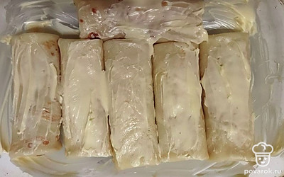 Выложите получившиеся рулетики в форму для запекания и смажьте сливочным маслом. Поставьте запекаться в духовку на 30 минут.