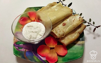 Подавайте готовые блины со сметаной.