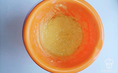 Яйца смешайте с солью и сахаром, взбейте венчиком. Всыпайте по пару ложек муки и замешивайте в густое тесто. Понемногу наливайте молоко комнатной температуры, вымешивайте в тесто без комочков. В конце добавляйте масло и окончательно перемешивайте.