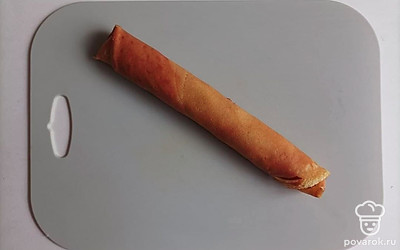 Расколите сковородку, после чего блинчики жарьте тонким слоем на плоской сковороде. Смазывайте блин сгущенным молоком и сворачивайте трубочкой.