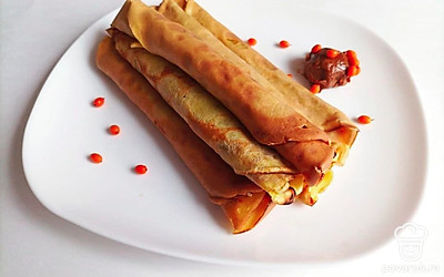 Красиво украсьте блины сгущенным молоком, а так же приготовьте чашечку чая.